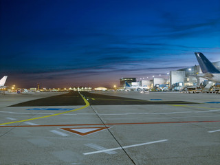 Nächtliches Flugfeld