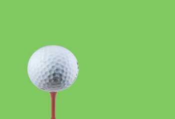 Golfball auf Tee