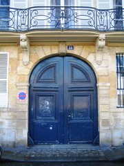 Fototapeta na wymiar Drzwi paryskim budynku