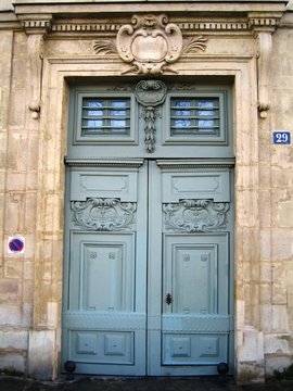Porte d'immeuble parisien