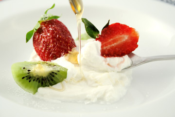 Erdbeere und Kiwi auf Speisequark