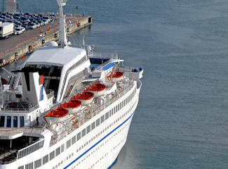nave da crociera in attesa di partire