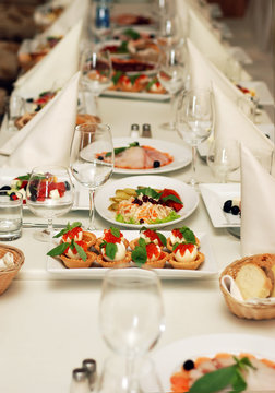 Restaurant wedding banquet table