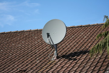 Satellitenschüssel auf Hausdach