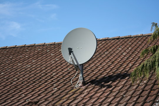 Satellitensch&uuml;ssel auf Hausdach