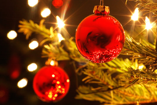 rote weihnachtskugeln
