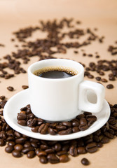 Tasse de café et grains de café