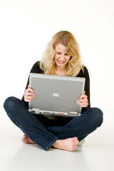 Naklejka premium Junge Frau am Laptop