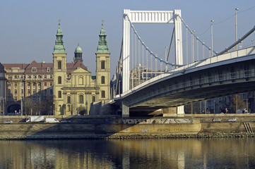 Fototapeta na wymiar Most w Budapeszcie, Węgry
