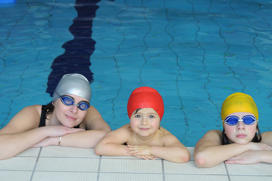 Swimming family 