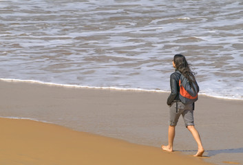 Chica caminando por la playa