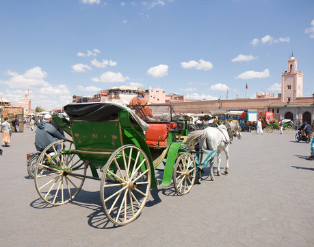 Calèche Sur La Place Jemaa El Fna De Marrakech Au Maroc