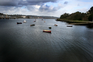 Fototapeta na wymiar Łodzie na rzece Lee, Irlandia