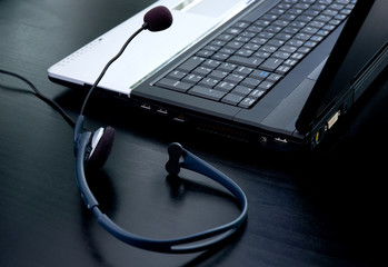 Laptop computer and headphone with microphone