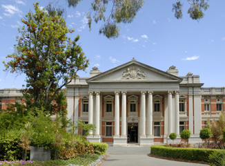 Fototapeta na wymiar Najwyższy budynek sądu z Zachodniej Australii w Perth