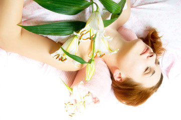 Obraz na płótnie Canvas Beautiful woman with lily flower