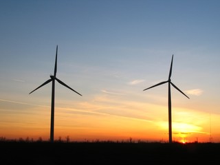 Windräder bei Sonnenuntergang