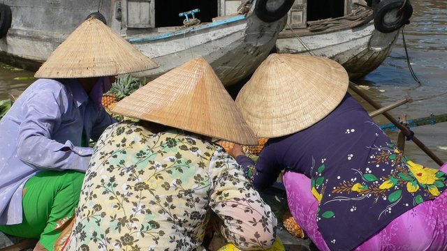 marché flottant dans le delta du Mékong - Vietnam