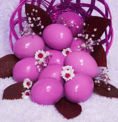 Obraz na płótnie Canvas purple easter eggs with white flowers