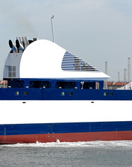 nave traghetto con ciminiera aerodinamica