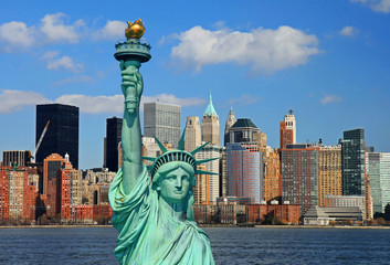 The Statue of Liberty and Manhattan Skyline - obrazy, fototapety, plakaty