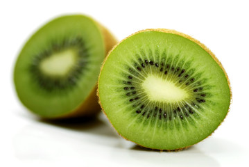 Fototapeta na wymiar Frische grüne Kiwi