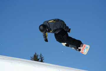 Snowboard sur le half-pipe d'Avoriaz