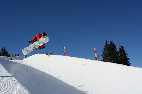 Snowboard sur le half-pipe d'Avoriaz