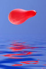 ballon rouge au-dessus des flots