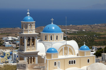 Blick auf Kirche Santorin Griechenland mit blauer Kuppel