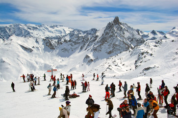 People skiing high in the Alps - obrazy, fototapety, plakaty