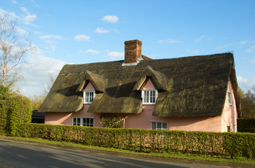Fototapeta na wymiar Angielski strzechą domek na wsi
