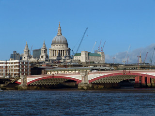 Fototapeta na wymiar Katedra Świętego Pawła i Blackfriars Most