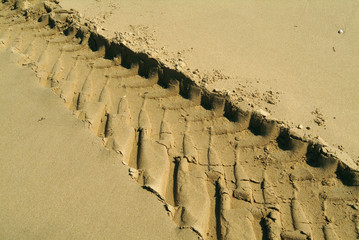TRACE DE PNEU SUR SABLE