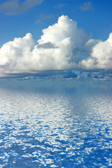 Naklejka na ściany i meble chmury nad morzem