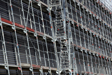 Ger&uuml;st an einem Industriegeb&auml;ude
