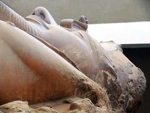 colosse de Rams&egrave;s II a Memphis