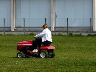 jardinière motorisée tondant sa pelouse