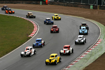 mini-raceauto& 39 s op het circuit die eruitzien als speelgoedauto& 39 s