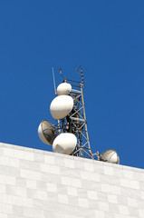 ripetitore radio su edificio marmoreo