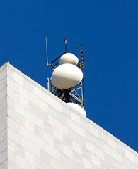 antenna e ripetitore radio su edificio marmoreo
