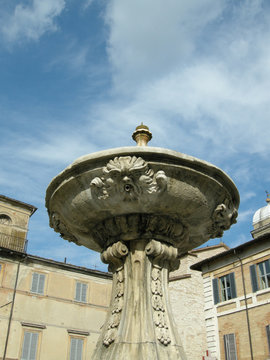 Brunnen auf der Piazza in Cagli - Italien 