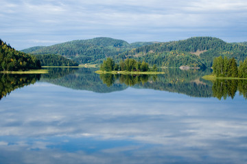 Fototapeta na wymiar Jezioro w Szwecji