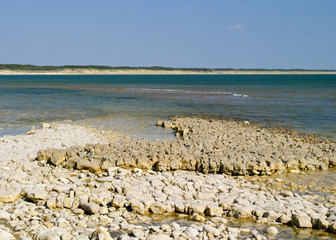 Fototapeta na wymiar Przejrzyste morze i skały wygładzone erozją