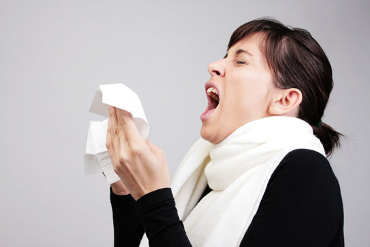 frau niesen schnupfen erkältung allergie grippe