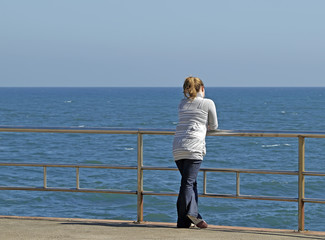 Chica mirando al mar