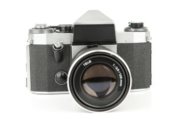 Appareil photo argentique isolé sur fond blanc