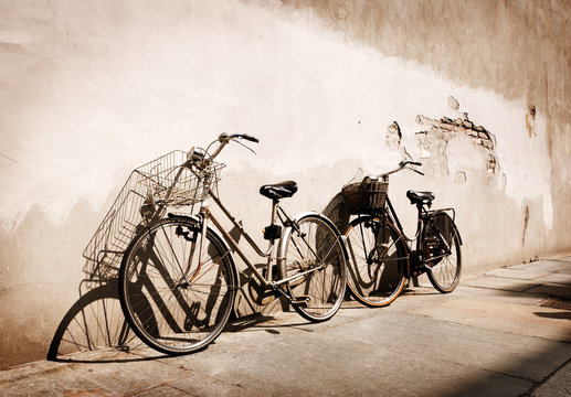 Fototapeta Włoskie rowery w starym stylu oparte o ścianę