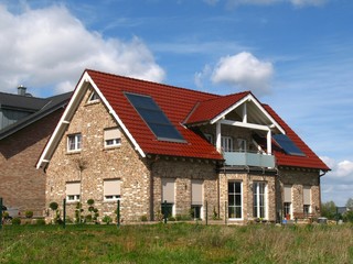 Fototapeta na wymiar Jednorodzinny dom z paneli słonecznych