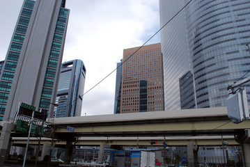 Obraz premium motorway through cityscape tokyo